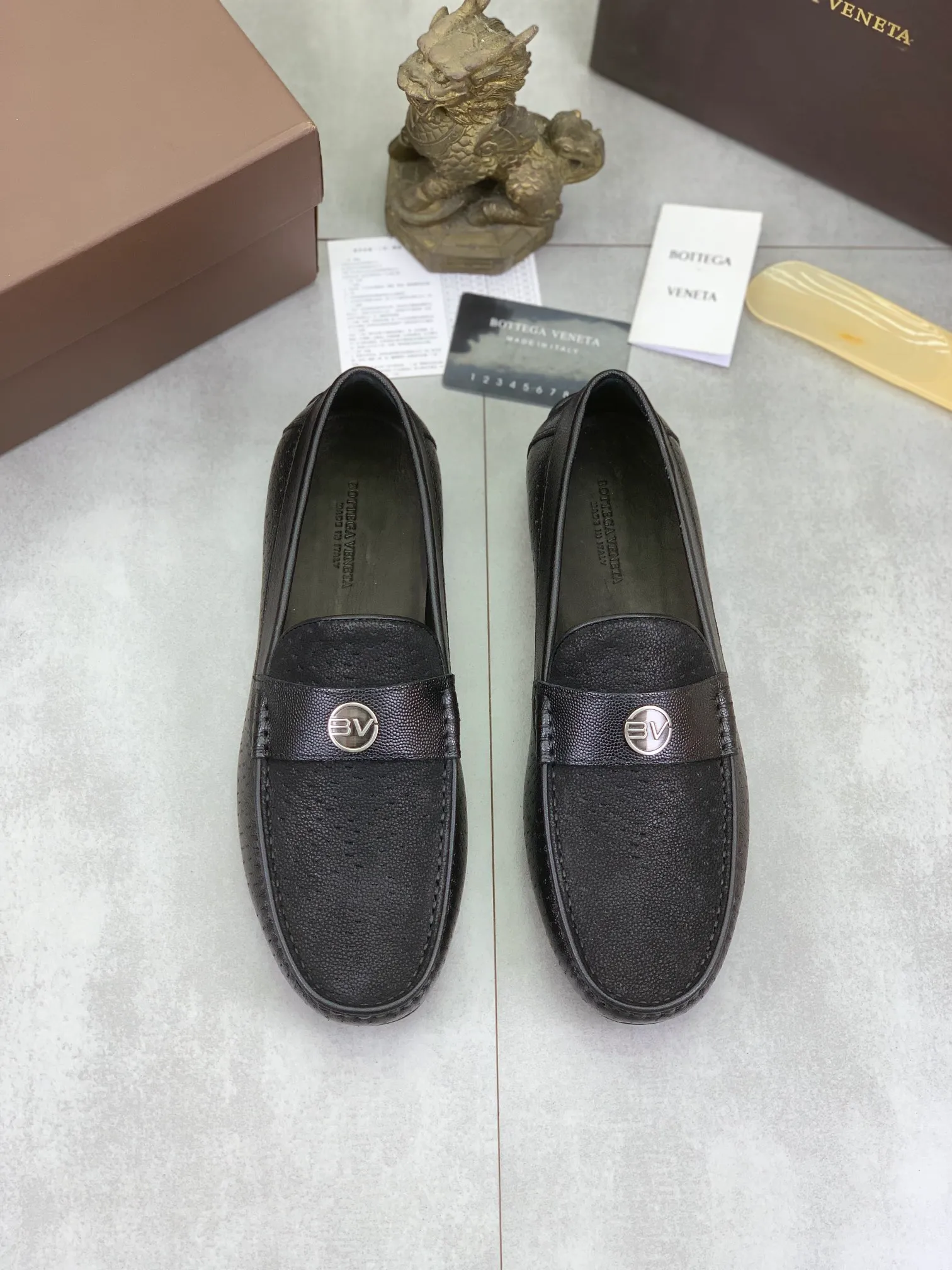 Men's shoes 💰P420 [New model] Water-dyed Niuli 💰High-quality business beanie shoes 💎💎💎 BOTTEGA VENETA official website synchronizes the latest top version of BV in the market, accepts material comparison, shoe type comparison, process comparison, practical and texture, versatile, suitable for any occasion, the more you look at it, the more it tastes. Pure hand-woven craftsmanship - Upper material, hand-woven calfskin imported from Italy 🇮🇹 - High-quality water-dyed cowhide lining - Original private model customized outsole -Size: 39-44 (38 45 can be customized) Color: black or brown optional